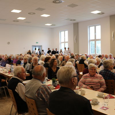 Bild vergr��ern: 190 Seniorinnen und Senioren trafen sich am 08.11.2019 in Gilsbach um gemeinsam zu fr�hst�cken, singen und alte und neue Bekannte zu treffen.