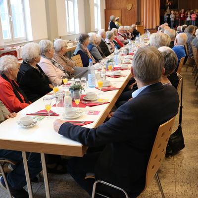 Bild vergr��ern: 190 Seniorinnen und Senioren trafen sich am 08.11.2019 in Gilsbach um gemeinsam zu fr�hst�cken, singen und alte und neue Bekannte zu treffen.