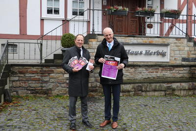 Bild vergr��ern: Mit rund 60 St�nden und einem abwechslungsreichen Veranstaltungsprogramm setzt der 27. Burbacher Weihnachtsmarkt seine Tradition am zweiten Adventswochenende fort. 
Vl. Wolfgang Franz (Vorstandsvorsitzender der Sparkasse Burbach-Neunkirchen),  B�rgermeister Christoph Ewers