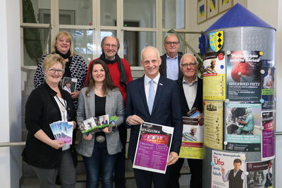 Bild vergr��ern: Burbacher Kulturtreibende pr�sentieren Programmhighlights f�r das Jahr 2020
v.l.n.r. Cornelia Oerter (Gesch�ftsstelle Heimhof-Theater); Katrin Mehlich (Kulturb�ro); Vanessa Simon und Dieter Schnur (F�rderkreis �Alte Schule� im Heimatverein Holzhausen), B�rgermeister Christoph Ewers, Helmut Willwacher (F�rderkreis �Alte Schule� im Heimatverein Holzhausen) und Theodor Petera (Vorsitzender des F�rdervereins Heimhof-Theater e.V.)