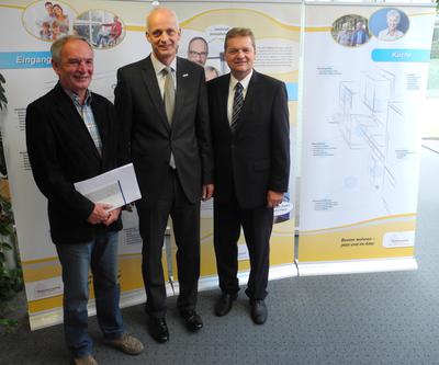 Bild vergr��ern: Alois Michalek, Vorsitzender der Wohnberatung Siegen-Wittgenstein e.V., Burbachs B�rgermeister Christoph Ewers und Sparkassenvorstand Frank Podehl er�ffneten die Ausstellung �Besser Wohnen - jetzt und im Alter�.