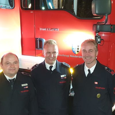 Bild vergr��ern: Die Einheitsf�hrung der Einheit Niederdresselndorf nach der Fahrzeug�bergabe 
(v.l.n.r.): Ronny Mayerle (stellv. Einheitsf�hrer), Stefan L�hl (Einheitsf�hrer), Henrik Michel (stellv. Einheitsf�hrer)