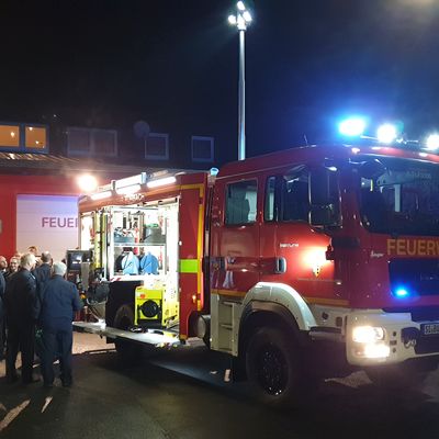 Bild vergr��ern: Die anwesenden Feuerwehrkameradinnen und -kameraden begutachten das neue TLF 3000