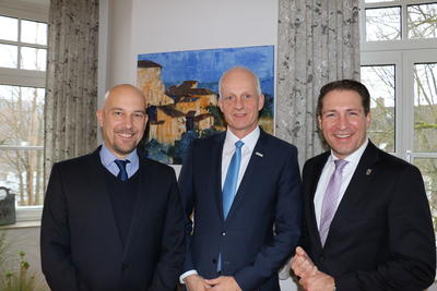 Bild vergr��ern: Christian Feigs, Wirtschaftsf�rderer der Gemeinde Burbach, stellt gemeinsam mit B�rgermeister Christoph Ewers sowie B�rgermeister Dr. Bernhard Baumann den Plan f�r die ersten Gewerbeansiedlungen im interkommunalen Gewerbegebiet R�bgarten II vor (v.l.n.r.)