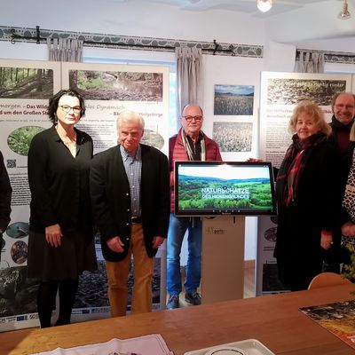 Bild vergr��ern: v.l. (privat): Wilmar Hartmann (Heimatverein Holzhausen), Meike Menn (Regionalmanagerin LEADER), Ulrich Krumm (Vorsitzender HV),Helmut Willbach (HV), Roswitha Still (Vorsitzende LEADER-Verein), Dieter Schnurr und Renate Hartmann (beide HV Holzhausen)