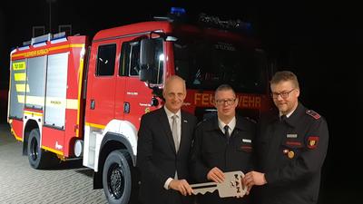 Bild vergr��ern: B�rgermeister Christoph Ewers �bergibt symbolisch den Schl�ssel f�r das neue Fahrzeug an den Leiter der Feuerwehr Markus Schwarze und Einheitsf�hrer Jens-Holger Kringe (v. l. n. r.)