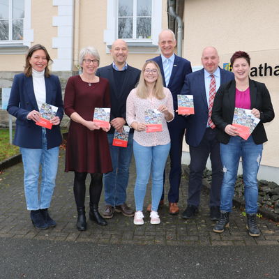 Bild vergr��ern: v.l.n.r. Christine Loth (Stadtplanungsb�ro Loth, Siegen), Birgit Meier-Braun (Senioren-Service-Stelle), Christian Feigs und Anna-Lena Herrmann (Wirtschaftsf�rderung), B�rgermeister Christoph Ewers, Jochen Becker (Fachbereichsleiter B�rgerservice, Sicherheit, Soziales und Schulen) sowie Andrea Usung (Familien-Service-Stelle)