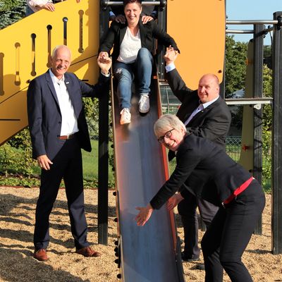 Bild vergr��ern: Das Redaktionsteam des neuen Familienkompasses gemeinsam mit B�rgermeister Christoph Ewers auf dem Burbacher Mehrgenerationenspielplatz �Treffpunkt Leben�