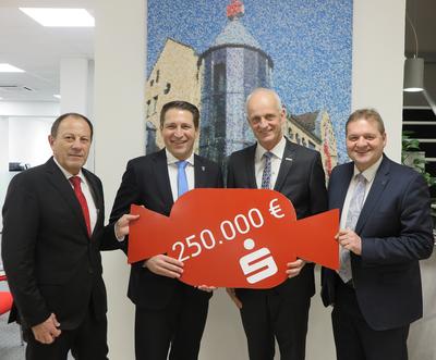 Bild vergr��ern: Der Vorstand der Sparkasse, Wolfgang Franz und Frank Podehl (au�en) mit den B�rgermeistern der Verbandgemeinden, Dr. Bernhard Baumann und Christoph Ewers