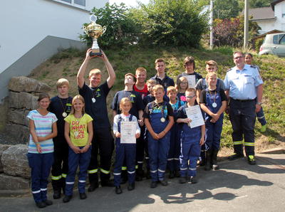 Bild vergr��ern: Die Siegerteams mit Gemeindejugendfeuerwehrwart Matthias Kreckel (r.)