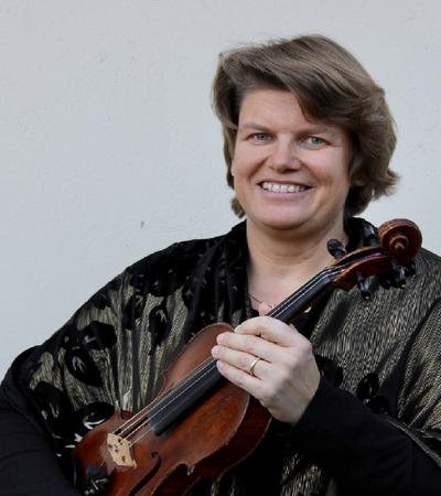 Bild vergr��ern: Frau Annette Pankratz unterst�tzt als neue Lehrkraft f�r Geige und Bratsche die Musikschule