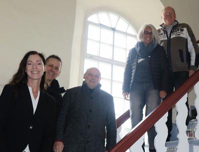 Bild vergr��ern: Dr. Henrike S�nger (l.) und Thomas Leyener (r.) von der Stiftung mit Vertretern der Kirchengemeinde und des Heimatvereins