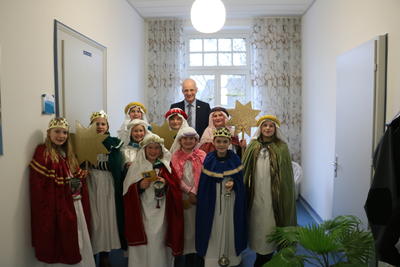 Bild vergr��ern: B�rgermeister Christoph Ewers freute sich �ber den allj�hrlichen Besuch der Sternsinger