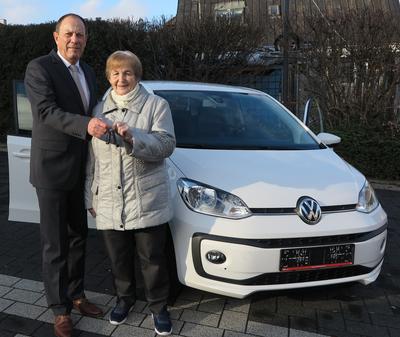 Bild vergr��ern: Sparkassenvorstand Wolfgang Franz mit der gl�cklichen Gewinnerin