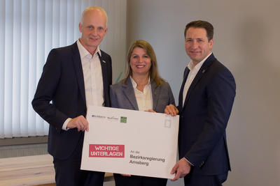 Bild vergr��ern: Christoph Ewers, Christa Schuppler und Dr. Bernhard Baumann (vlnr), die drei Rathauschefs des s�dlichen Siegerlandes, machen sich f�r eine interkommunale Zusammenarbeit in den Bereichen Standortmarketing und Tourismus stark und haben daf�r einen F�rderantrag an die Bezirksregierung vorbereitet.