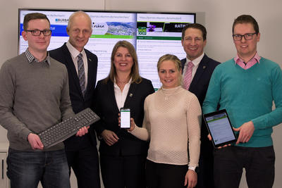 Bild vergr��ern: Burbach, Neunkirchen und Wilnsdorf bauen ihren Online-B�rgerservice aus:  Jannic Danneels, Julia Mockenhaupt und Adrian Erner (vordere Reihe, v.l.n.r.), die in den S�dsiegerl�nder Rath�usern f�r das Thema E-Government zust�ndig sind, pr�sentieren gemeinsam mit den B�rgermeistern Christoph Ewers, Christa Schuppler und Dr. Bernhard Baumann (hintere Reihe, v.l.n.r.) die neuen B�rgerservice-Portale.