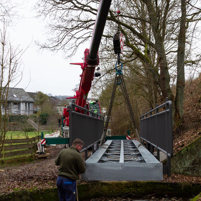 Bild vergr��ern: Die neue Br�ckenkonstruktion wird am neuen Standort in Position gebracht.