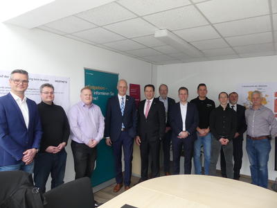 Bild vergr��ern: Die B�rgermeister Christoph Ewers und Dr. Bernhard Baumann sowie Christopher Jonas, Leiter Westnetz Regionalzentrum Sieg, begr��en das Team von Westnetz sowie die Mitarbeiter der Monteursfirmen im neuen Erdgasb�ro Burbach am �Marktplatz 7�. Das B�ro befindet sich links gegen�ber dem B�rgerhaus.