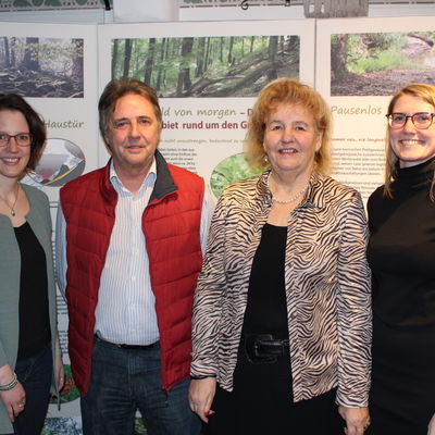 Bild vergr��ern: v.l.n.r. Stefanie Schmidt, G�nter Richter, Roswitha Still, Annika Wolf