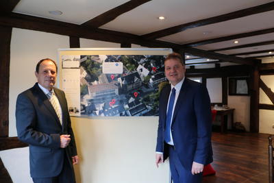 Bild vergr��ern: Wolfgang Franz (l.) und Frank Podehl pr�sentieren die Gesch�ftszahlen f�r 2019