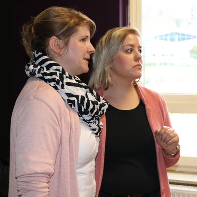 Bild vergr��ern: Die beiden Lehrerinnen Anne Kiefel und Melanie B�denbender (v.l.) leiten den Streitschlichter-Workshop und haben die Herangehensweise ihrer Sch�tzlinge genau im Blick.