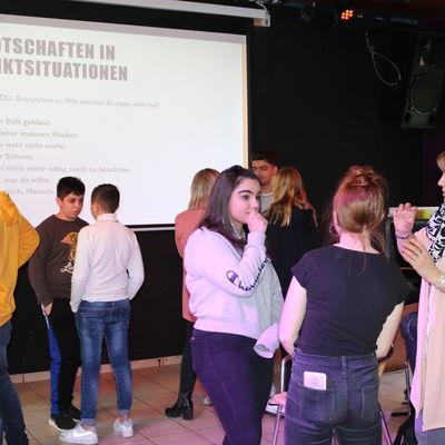 Bild vergr��ern: Rollenspiele bilden einen wichtigen Bestandteil der Streitschlichter-Ausbildung der Gemeinschaftlichen Sekundarschule Burbach-Neunkirchen. Zu einer weiteren Workshop-Einheit kamen die Sch�lerinnen und Sch�ler jetzt im Jugendtreff in Neunkirchen zusammen.