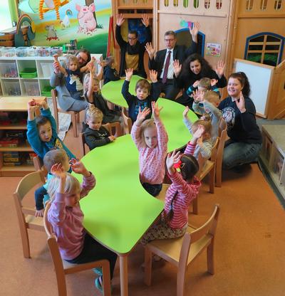 Bild vergr��ern: Steffen Ginsberg von der Sparkasse mit Erzieherinnen und Kindern der Kita