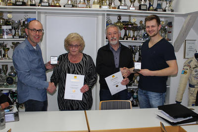 Bild vergr��ern: Gesch�ftsf�hrer Steffen Bechtel und Sportleiter Julian Sch�ffer �berreichten Anne Meiswinkel und Wilfried Bub die Ewald-Kroth-Medaille in Bronze f�r besondere Verdienste im Motorsport.