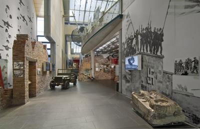 Bild vergr��ern: Seniorinnen und Senioren der Generation 65+ sind herzlich eingeladen, an dem Ausflug am 02.05.2019 ins Haus der Geschichte in Bonn zur Dauerausstellung �Unserer Geschichte - Deutschland seit 1945� zusammen mit Sch�lerinnen und Sch�lern der Gemeinschaftlichen Sekundarschule Burbach-Neunkirchen teilzunehmen.