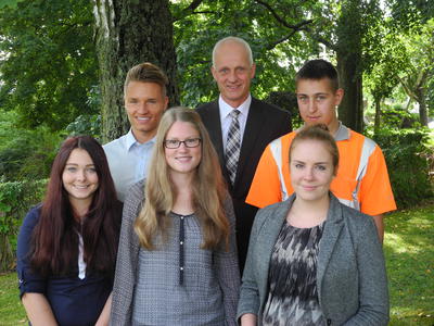 Bild vergr��ern: Neue und ehemalige Auszubildende mit B�rgermeister Christoph Ewers: Anna-Lena Hermann, Kevin K�ster, Romina Pletz, Tim Pauler und Vivien J�ppche.