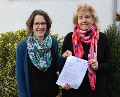 Bild vergr��ern: Stefanie Schmidt (Regionalmanagement) und Roswitha Still (Vorsitzende) freuen sich �ber die positive Nachricht aus dem Umweltministerium.