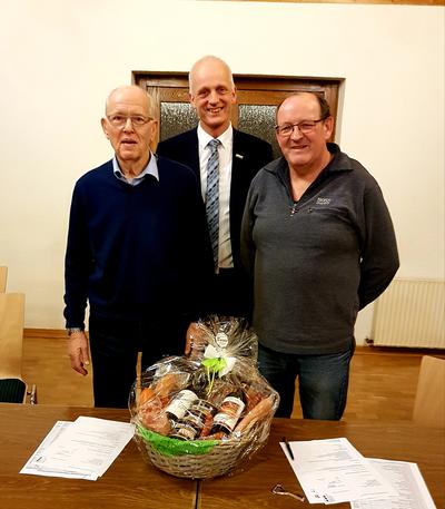 Bild vergr��ern: B�rgermeister Christoph Ewers (mitte) und J�rgen Klein, neuer Vorsitzender der Forstbetriebsgemeinschaft Hickengrund (rechts) bedanken sich bei Kurt M�lln (links) f�r sein langj�hriges Engagement.