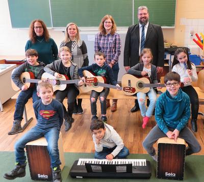 Bild vergr��ern: Michael Seyfarth von der Sparkasse mit Kindern und Lehrkr�ften der Grundschule