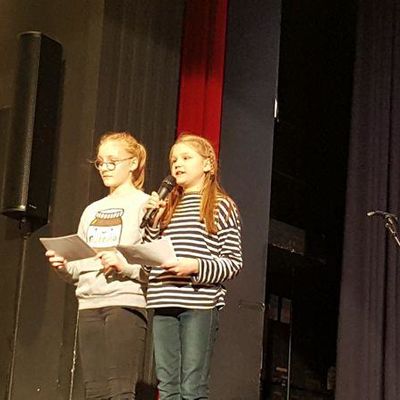 Bild vergr��ern: Zwei Sch�lerinnen der siebten Klasse der Gemeinschaftlichen Sekundarschule Burbach-Neunkirchen moderierten einen Teil der Veranstaltung vor etwa 400 G�sten