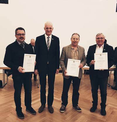 Bild vergr��ern: Von links nach rechts:
Ralf Schneider, B�rgermeister Christoph Ewers, Peter Dumke, Thomas Helmkampf. Es fehlt: B�rbel Br�ck