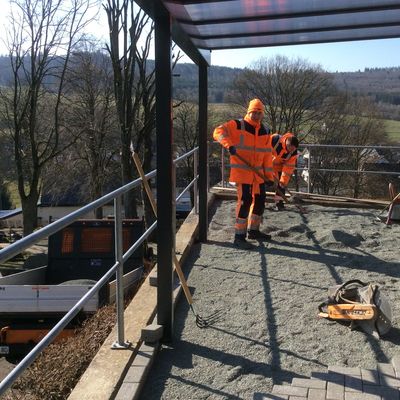 Bild vergr��ern: Der Bauhof der Gemeinde Burbach stellte die Fundamente her und f�hrte die Pflasterarbeiten durch.