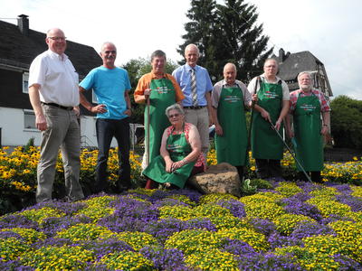 Bild vergr��ern: Die Gemeinde Burbach und der Obst- und Gartenbauverein Burbach k�mmern sich gemeinsam um die Pflege der Gr�nfl�che im Kreisel in der J�gerstra�e.