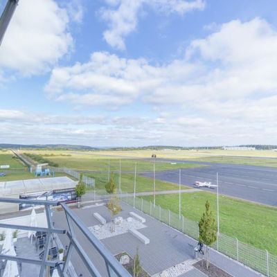 Bild vergr��ern: Auf der Homepage www.burbach-siegerland.de kann man schon mal einen Panoramablick vom Tower virtuell erleben, bevor man dies im Rahmen einer Flughafenf�hrung real erlebt.