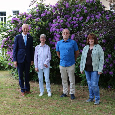 Bild vergr��ern: B�rgermeister Christoph Ewers verabschiedet die k�nftigen Ruhest�ndler gemeinsam mit der Personalratsvorsitzenden Elisabeth Fley.