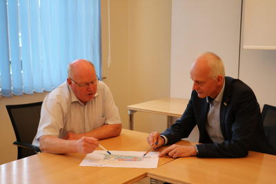 Bild vergr��ern: B�rgermeister Christoph Ewers und Fachbereichsleiter Thomas Leyener besprechen den Plan f�r den OGS Ausbau der Grundschule Hickengrund, Standort Niederdresselndorf.