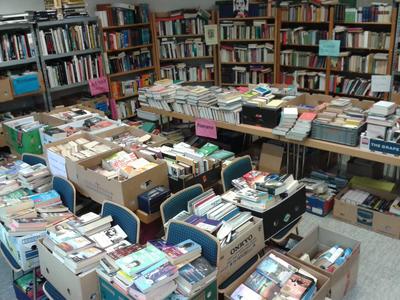 Bild vergr��ern: B�cherflohmarkt Hellertalschule