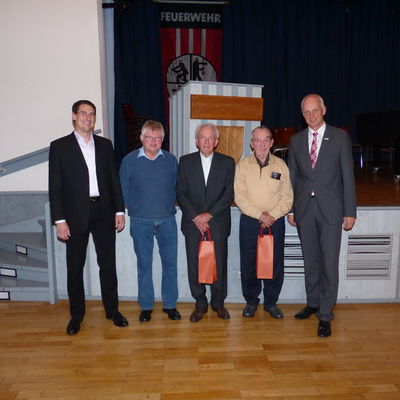 Bild vergr��ern: v. l.: Leiter der Feuerwehr Tobias Klein, Arno H�fer vom Organisationsteam, Hans Georg, Dieter Ginsberg, B�rgermeister Christoph Ewers