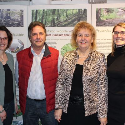 Bild vergr��ern: Stefanie Schmidt (Regionalmanagerin), G�nter Richter (1. Stv. Vorsitzender), Roswitha Still (1. Vorsitzende) und Annika Wolf (Regionalmanagerin)
