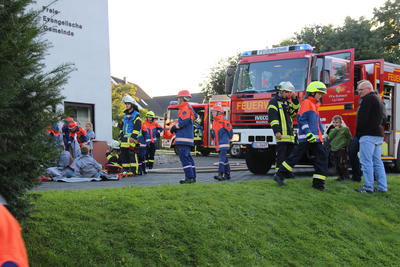 Bild vergr��ern: Unter den Augen von Gemeindebrandinspektor Tobias Klein und weiteren �Aktiven� zeigten die Jugendlichen bei der Gro��bung der Burbacher Jugendfeuerwehren Ihr ganzes K�nnen.