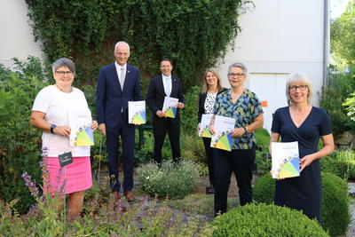 Bild vergr��ern: Die Gemeinden Burbach, Neunkirchen und Wilnsdorf stellen den neuen Seniorenwegweiser vor