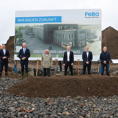 Bild vergr��ern: Die B�rgermeister Christoph Ewers und Dr. Bernhard Baumann freuen sich mit der Firma FeBa Fensterbau GmbH den ersten offiziellen Spatenstich im interkommunalen Gewerbegebiet R�bgarten II Burbach-Neunkirchen zu feiern.
