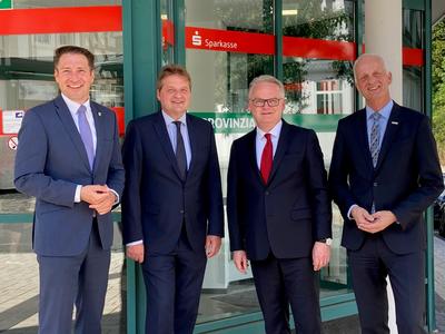 Bild vergr��ern: Dr. Bernhard Baumann (Verwaltungsratsvorsitzender), Frank Podehl (Vorstandsmitglied) und Christoph Ewers
(Zweckverbandsvorsitzen der) mit dem neuen Vorstandsvorsitzenden der Sparkasse, Markus Keggenhoff (2.v.r.)