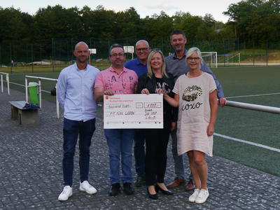 Bild vergr��ern: Von links Manuell Hess, 1.Vorsitzender Olaf H�usig, Stefan Klaas freuten sich �ber die Spende, 
weiter von links Lions PP Claudia Henrich, Michael Kr�hl, Anke Kr�hl.