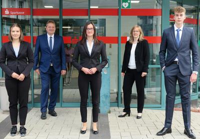 Bild vergr��ern: Vorstandsmitglied Frank Podehl (hinten links) und Ausbildungsleiterin Alexandra Halbe (hinten rechts) mit den neuen Auszubildenden