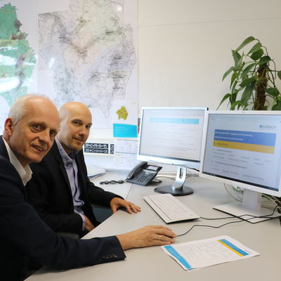 Bild vergr��ern: B�rgermeister Christoph Ewers und Stadtplaner Christian Feigs (v.l.n.r.) sprechen nochmal gemeinsam den finalen Fragebogen durch